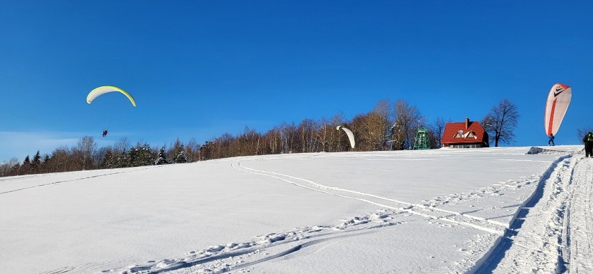 Śnieg, narty i skrzydło. Zobacz jak w zimie szaleje Bieszczadzkie Towarzystwo Paralotniowe!