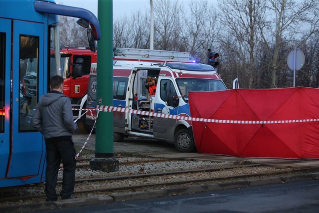 Wypadek na ulicy Gliwickiej w Katowicach. Samochód wjechał pod tramwaj