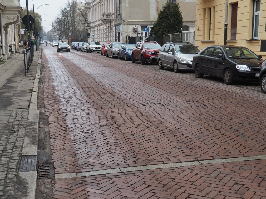 Nowy wykonawca ma czas  do listopada przyszłego roku na usunięcie usterek na ul. Jaracza