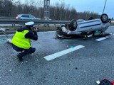 Wypadek na zjeździe z A4 w Katowicach, w kierunku Wrocławia. Doszło do dachowania. DK 86 w kierunku Sosnowca jest zablokowana