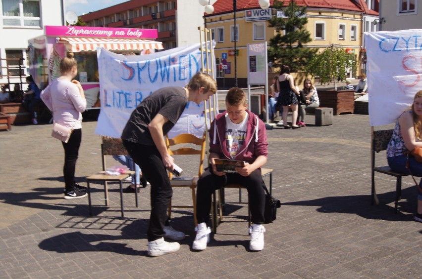 Wieluń: Uczniowie i bibliotekarze promowali czytelnictwo na placu Legionów [Zdjęcia]