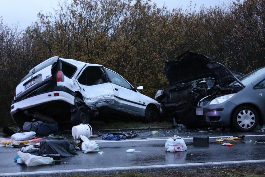 Zderzenie trzech samochodów w pobliżu Sobczyc. Sześć osób poszkodowanych