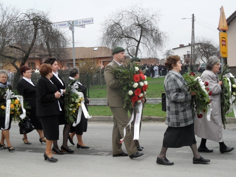 Rusinowice: Pogrzeb ks. Damiana Kominka [ZDJĘCIA]. Duszpasterza żegnały tłumy wiernych