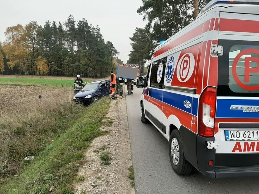 Drążdżewo. Samochód osobowy wypadł z drogi i dachował, 19.10.2019