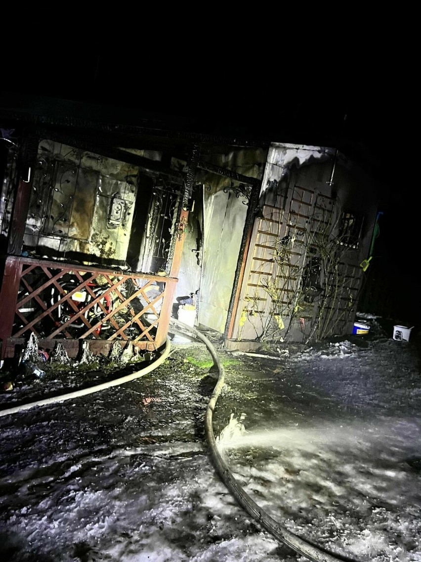  Pożary domków letniskowych w Gostomiu i Łubianie. Możliwą przyczyną wady i nieszczelności urządzeń grzewczych