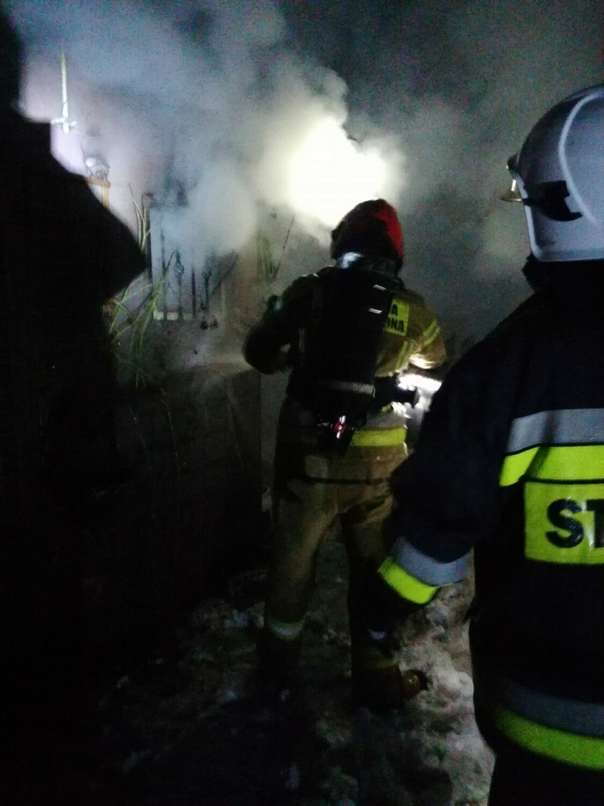 Pożary domków letniskowych w Gostomiu i Łubianie. Możliwą przyczyną wady i nieszczelności urządzeń grzewczych