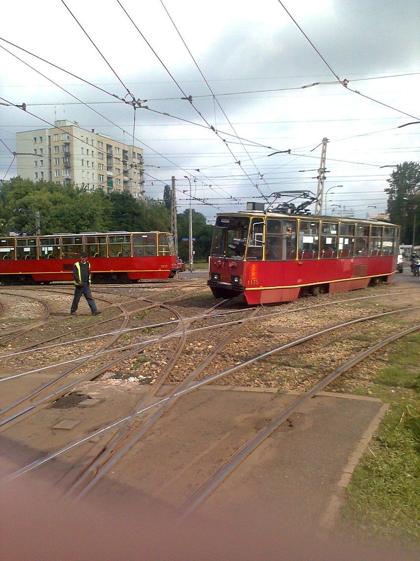 Trwa akcja usunięcia z torów wykolejonego tramwaju linii 44...