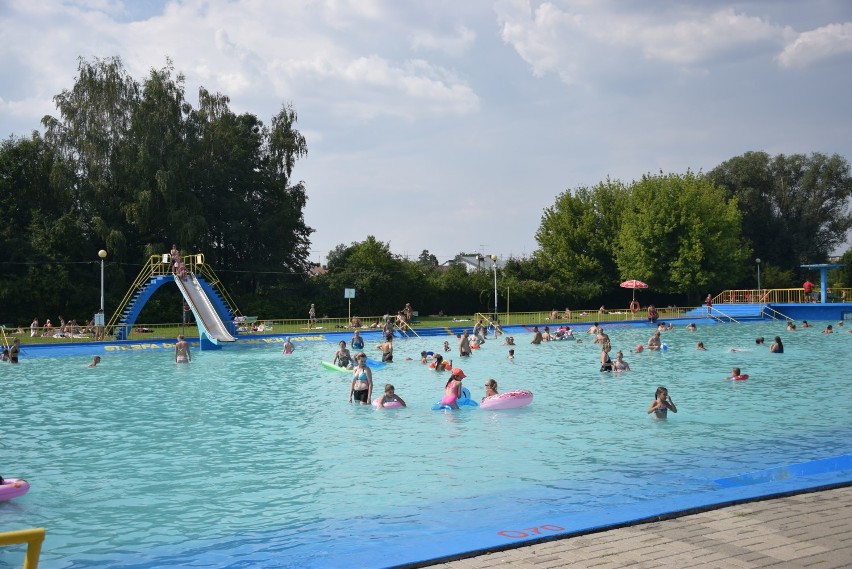 Wieluński basen jednym z najchętniej wybieranych miejsc podczas upalnych dni[ZDJĘCIA]