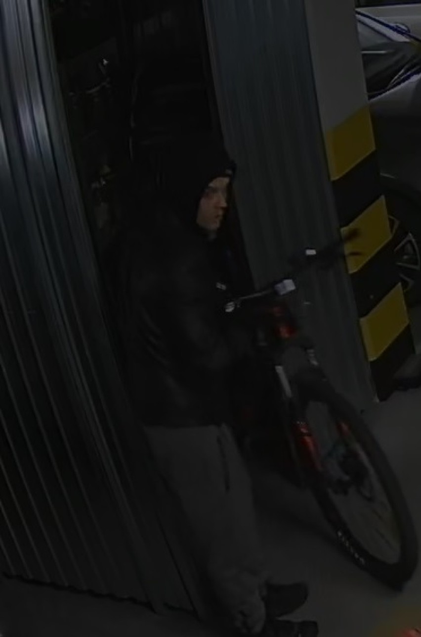 Pruszcz Gdański: Policja szuka sprawców kradzieży rowerów w jednym z bloków. Rozpoznajesz ich?