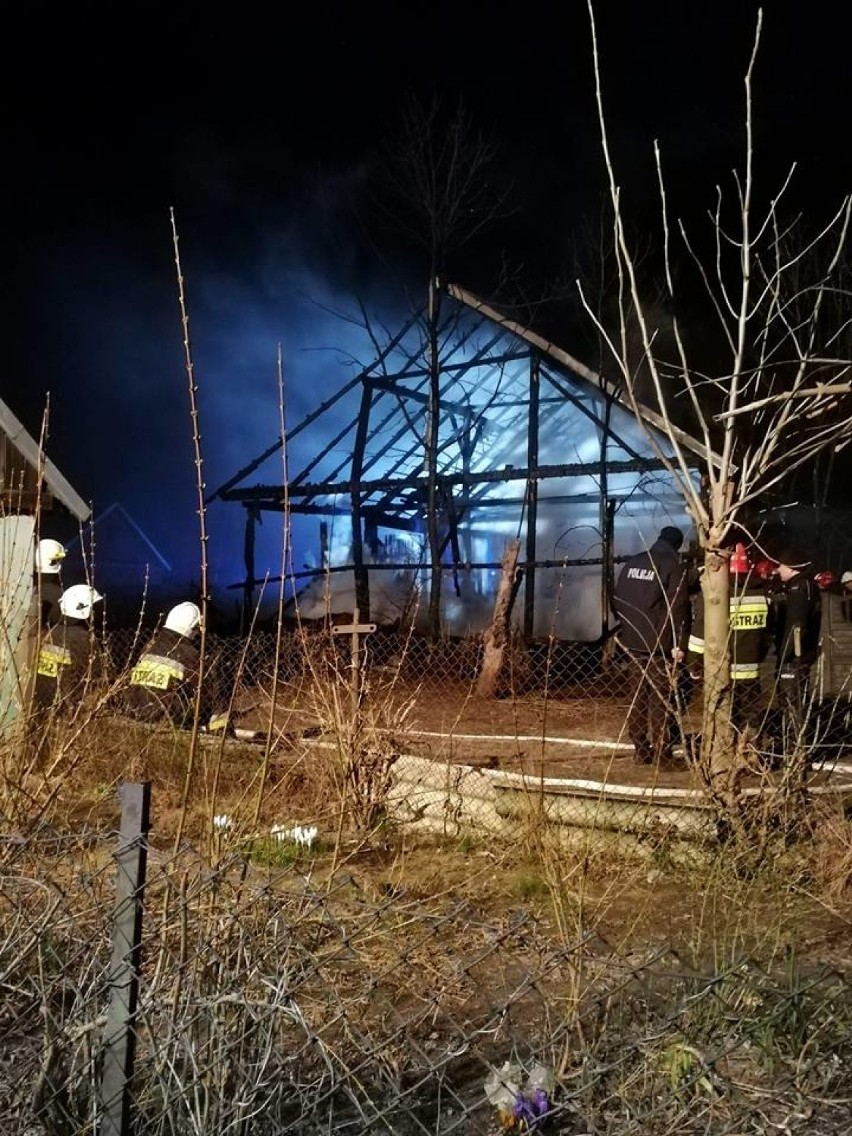 W Skomlinie spłonęła stodoła. Strażacy uratowali budynek mieszkalny [FOTO]