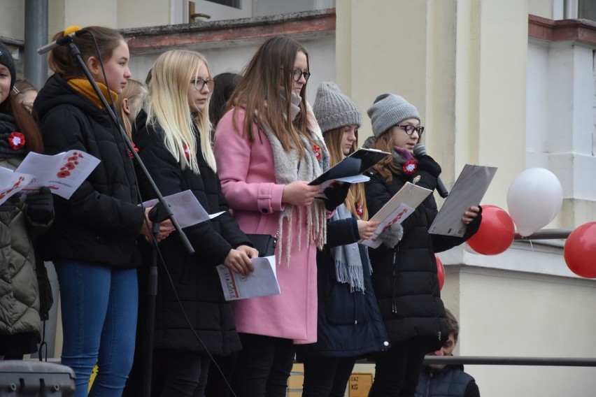 Śpiewali patriotyczne piosenki przed wągrowieckim ratuszem i "Mazurka Dąbrowskiego" przed starostwem [ZDJĘCIA] 