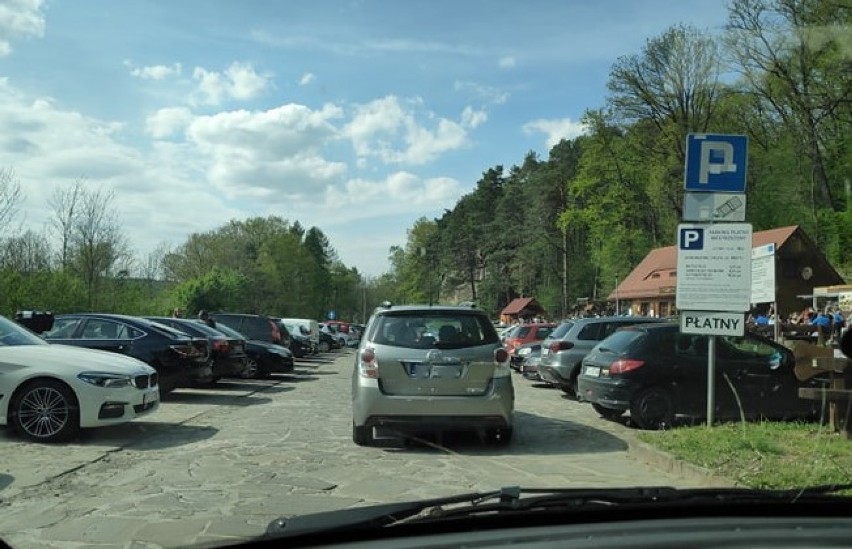 Oblężenie w Skamieniałym Mieście. Tłumy na szlakach, parkingu i przy kasach [ZDJĘCIA]