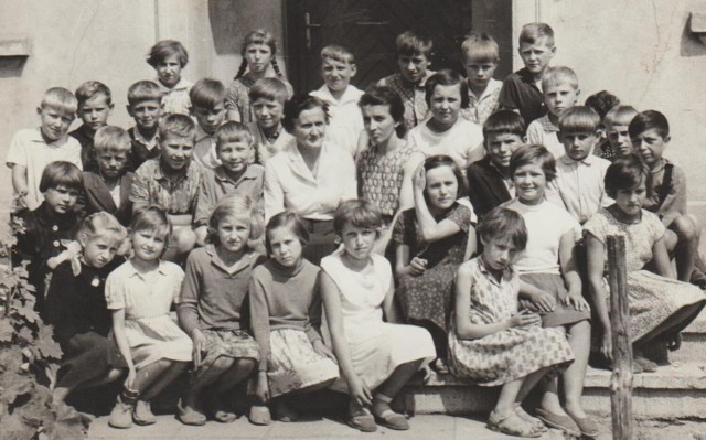To zdjęcie wykonano na przełomie lat pięćdziesiątych i sześćdziesiątych w szkole podstawowej w Wysokiem w gminie Kramsk. Wśród dzieci widać dwie nauczycielki: Marię Łuczyńską, ówczesną kierowniczkę szkoły, bardzo cenioną przez lokalną społeczność i nauczycielkę Zofię Bryl.