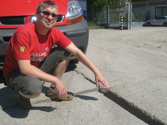 -&nbsp;Ta droga jest w fatalnym stanie. Różnica pomiędzy płytami betonowymi to często 10 cm - mówi Piotr Maciejewski, mieszkaniec Dąbroszyńskiej.