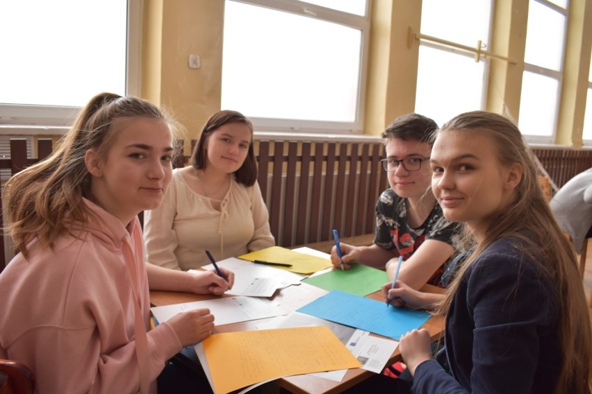 Uczniowie PSP 7 w Radomsku wysyłają kartki z okazji Dnia...