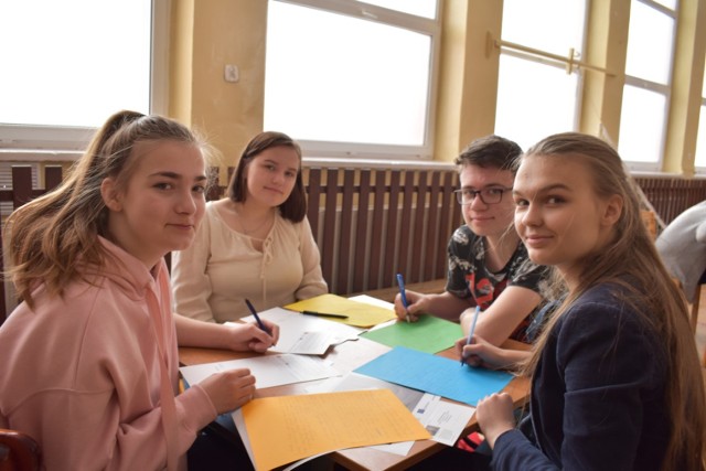 Uczniowie PSP 7 w Radomsku wysyłają kartki z okazji Dnia Walki z Dyskryminacją i Rasizmem