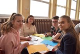 Uczniowie PSP 7 w Radomsku wysyłają kartki z okazji Dnia Walki z Dyskryminacją i Rasizmem [ZDJĘCIA]