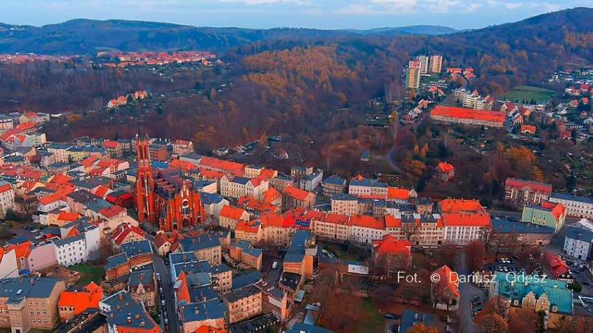 Nad dachami Wałbrzycha. Czerwony kościól widziany z drona