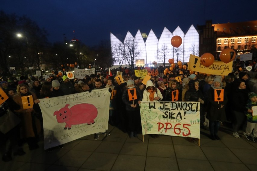 Szczecinianie wspierają nauczycieli na pl. Solidarności