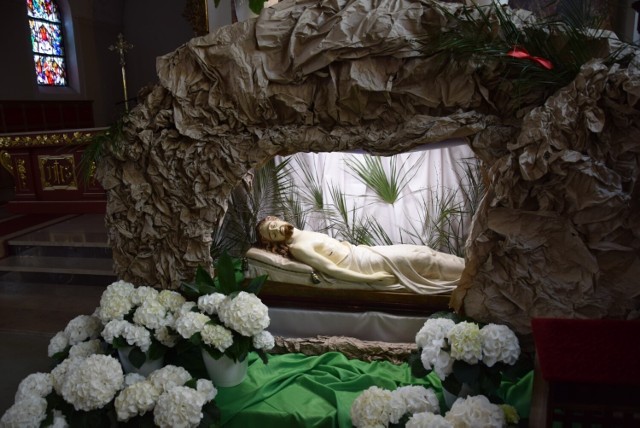 Zobaczcie, jak wyglądają w tym roku Groby Pańskie w kościele pw. Podwyższenia Krzyża Św. i Matki Boskiej Nieustającej Pomocy w Pruszczu Gdańskim. Klikjij w zdjęcie