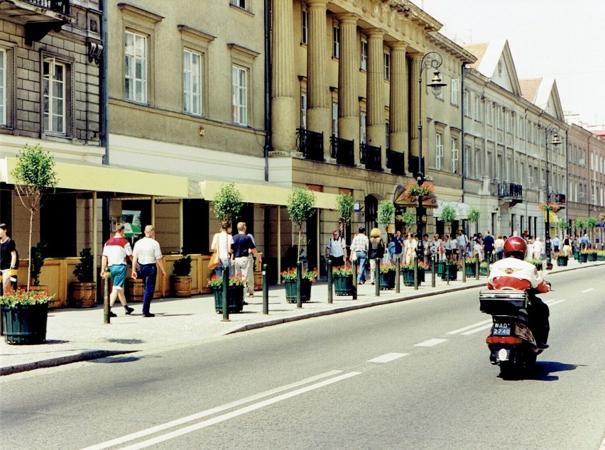 Ulica Nowy Świat po remoncie pod koniec lat 90. XX wieku