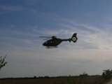 Wypadek na terenie jednego z gospodarstw w Róży. Ciężko rannego mężczyznę zabrał helikopter Lotniczego Pogotowia Ratunkowego! [ZDJĘCIA]