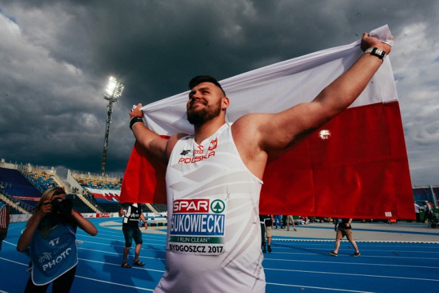 Zakończył się konkurs pchnięcia kulą mistrzostw Europy U23 w Bydgoszczy. Mistrzem został Konrad Bukowiecki.

Moc ponownie pokazał Konrad Bukowiecki. Już w pierwszej próbie pchnął kulę na odległość 21.44 i pobił własny rekord mistrzostw Europy do lat 23 (w czwartek w eliminacjach uzyskał 21.26). W ostatniej próbie uzyskał 21.59!

To drugie złoto dla Polski podczas bydgoskiej imprezy. W piątek złoto na 100 m zdobyła Ewa Swoboda.

Ósmy był Jan Parol.



