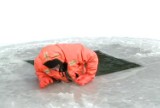 Jak ratować się, gdy załamie się pod nami lód? WOPR zorganizował specjalne pokazy (wideo)