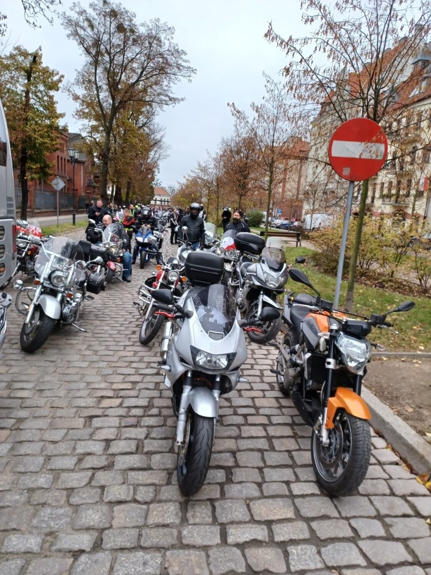 Toruńscy motocykliści uczcili Święto Niepodległości wspólnym...