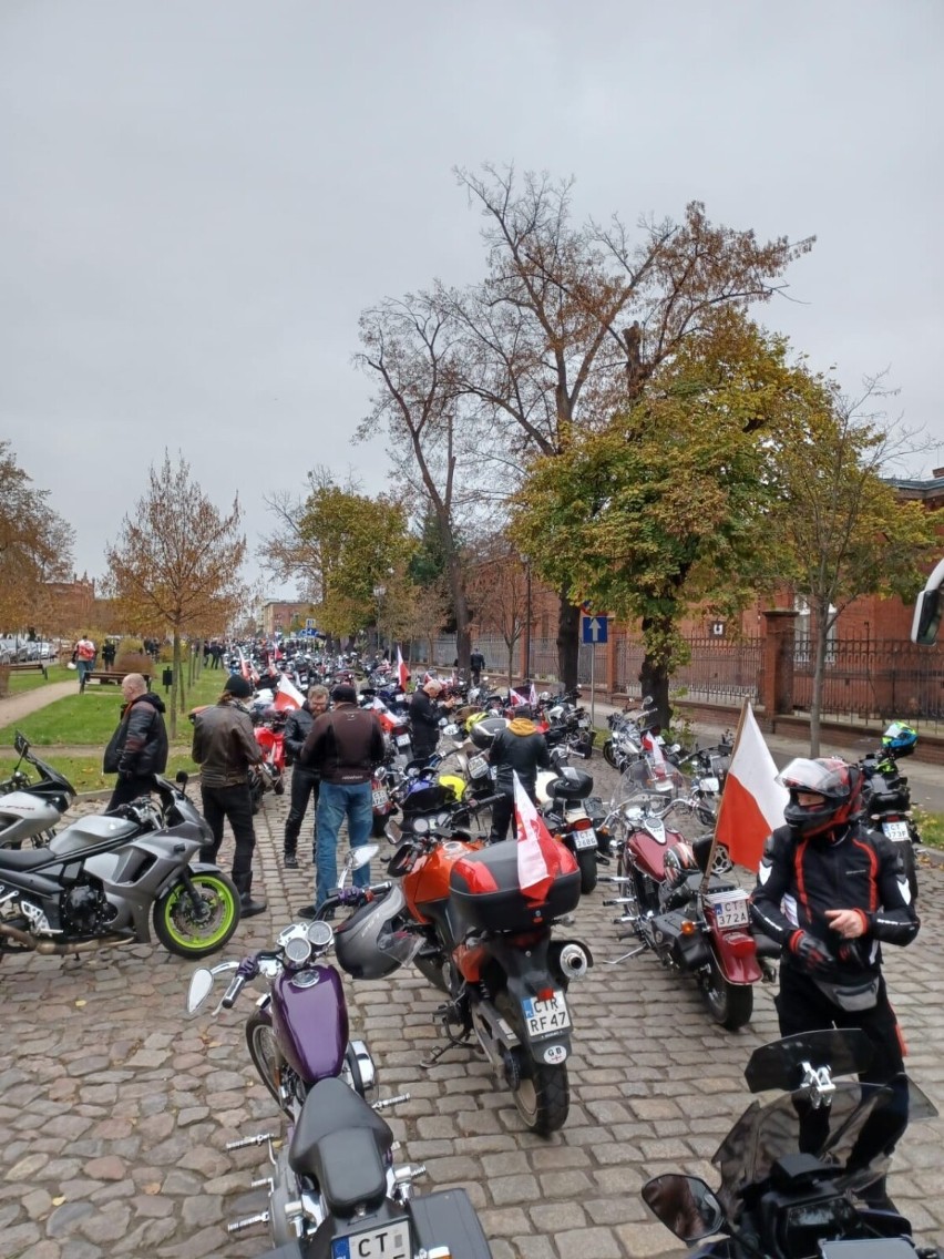 Toruńscy motocykliści uczcili Święto Niepodległości wspólnym...