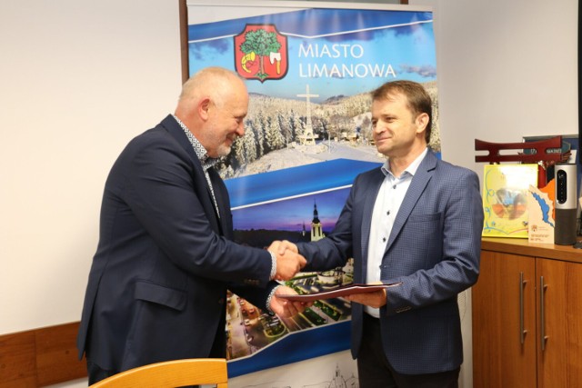 Zastępca burmistrza Limanowej Wacław Zoń podpisał stosowną umowę w tej sprawie z wykonawcą zadania na podstawie rozstrzygniętego przetargu nieograniczonego - Miejskim Zakładem Gospodarki Komunalnej i Mieszkaniowej Sp. z o. o.