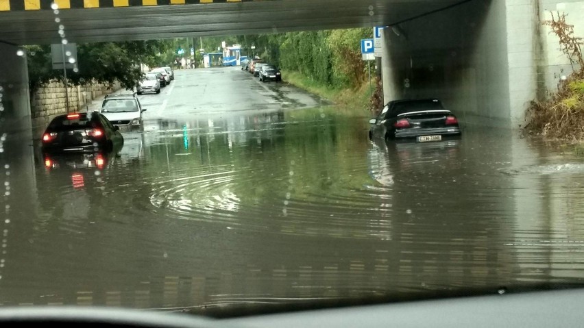 Burza nad Krakowem, zalane drogi i przejazdy