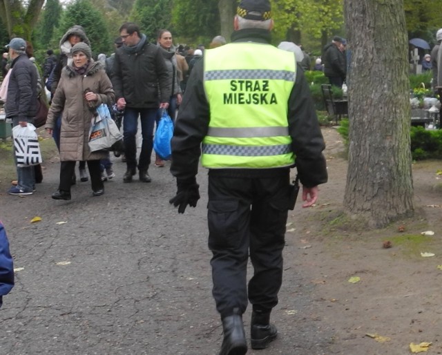 Zarówno straż miejska jak i policja będą obecne na cmentarzach i w ich okolicy.