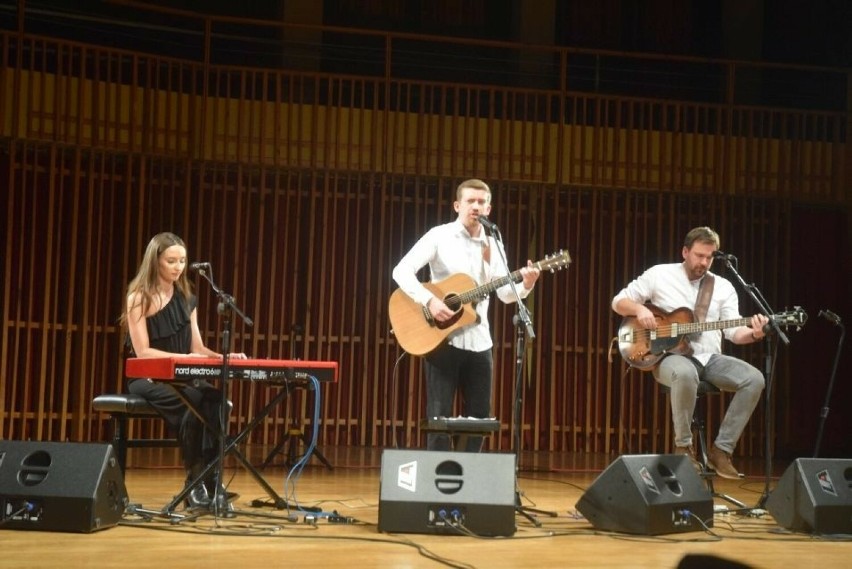 Zespół Cztery Pory Miłowania dał koncert poezji śpiewanej w Zespole Szkół Muzycznych w Radomiu. Publiczność była zachwycona. Zobacz zdjęcia