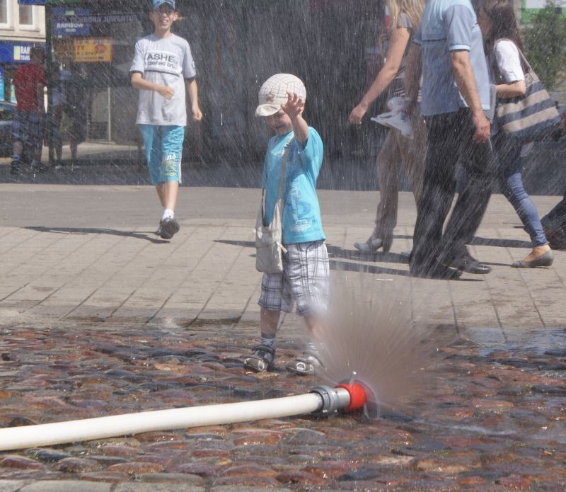 Kurtyny wodne chłodzą poznaniaków [ZDJĘCIA, WIDEO]