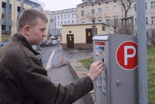 Od piątku parkomaty w centrum będą pobierać opłaty nie do godziny 18.00, jak to było do tej pory, ale do 17.00.