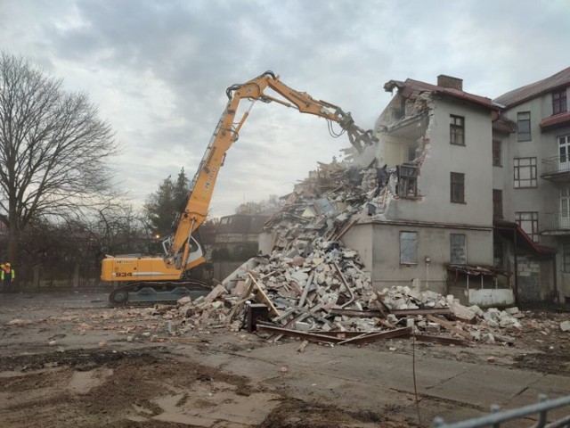 Od grudnia trwa rozbiórka starego budynku komisariatu w Kartuzach