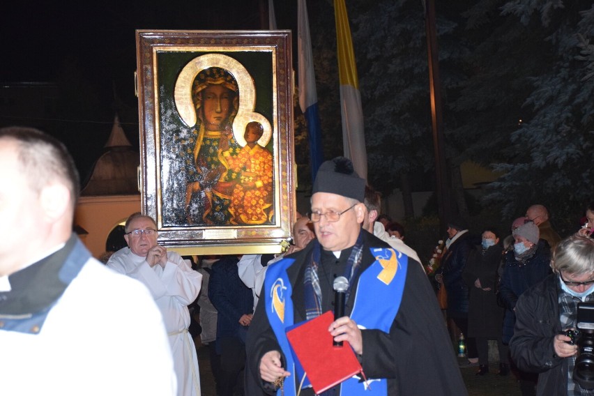 Peregrynacja Obrazu Jasnogórskiego w kościele pw. św. Józefa w Obornikach. Ulicą Piłsudskiego przeszła uroczysta procesja