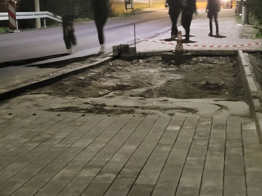 Ulica Antoniewska w Skokach z dziurą w chodniku. Piesi muszą iść jezdnią
