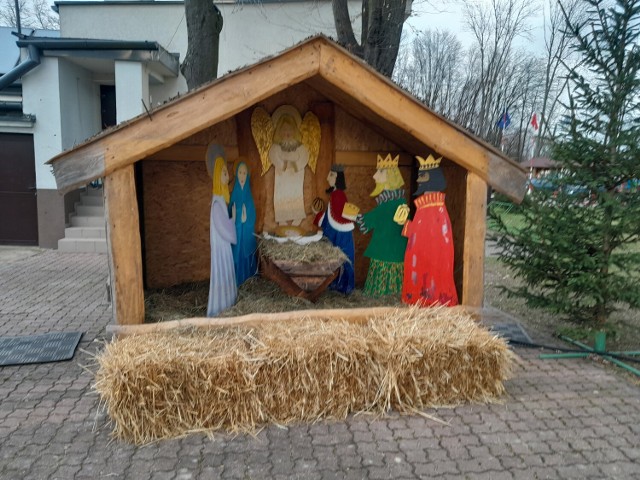 Bożonarodzeniowa szopka tradycyjnie stanęła na terenie Powiatowego Międzyszkolnego Ośrodka Sportowego przy ul. Dolnej w Zduńskiej Woli