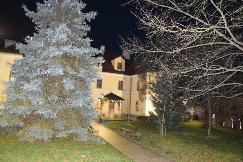 Sandomierz już w świątecznej odsłonie. Zobaczcie na zdjęciach kolorowe iluminacje w Królewskim Mieście