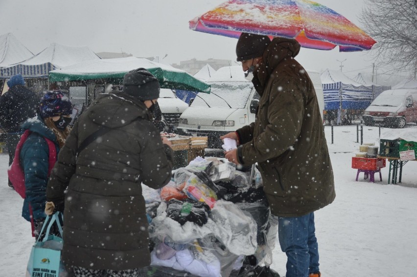 Bazar przy ul. Dmowskiego w Piotrkowie - duże opady mokrego...