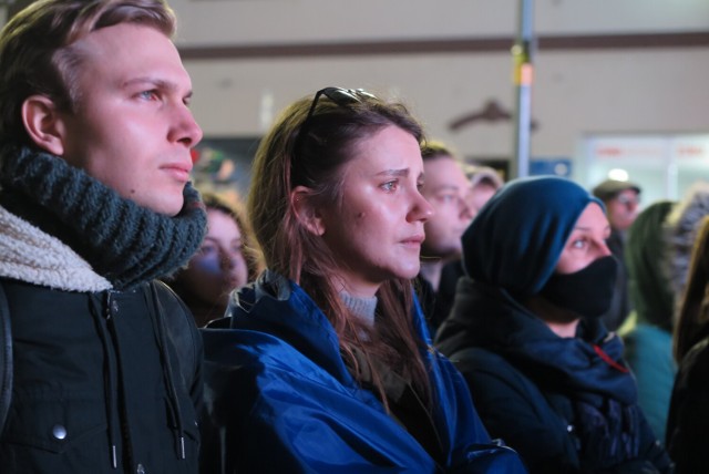 W trudnych chwilach ludzie nie chcą być sami. Tłumy przyszły na opolski plac Wolności w geście solidarności z Ukrainą.