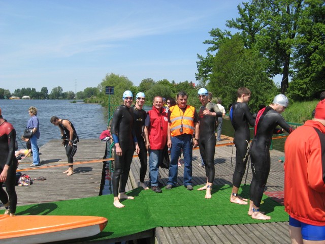 Zawodnicy z lubińskiego klubu &#8222;Triathlon" w towarzystwie sędziów