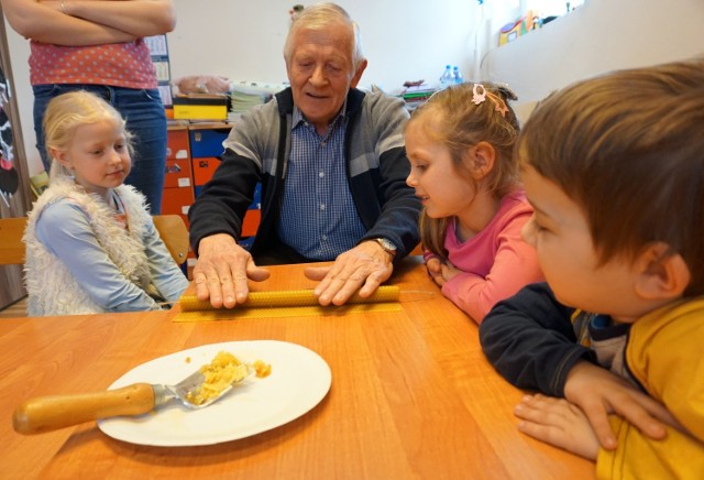 Pszczelarz odwiedził przedszkolaki z SP Jastrzębia Góra