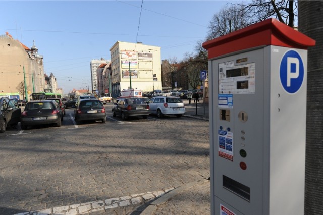 Coraz więcej dużych miast decyduje się na stworzenie tzw. śródmiejskiej strefy parkowania. Tak jest między innymi w Krakowie, gdzie od grudnia trzeba będzie więcej zapłacić za godzinę postoju w centrum. Tymczasem w Poznaniu od ubiegłego roku trwają prace dotyczące zmian opłat w strefie płatnego parkowania. Kiedy się zakończą? Tego nie wiadomo.