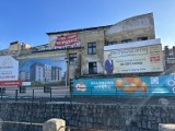 Zniknie jeden z najbardziej szpetnych budynków w Jeleniej Górze. Już nie trzeba będzie zasłaniać go reklamami