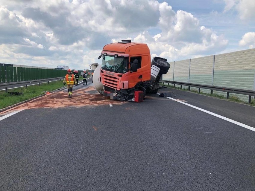 Wypadek cysterny na autostradzie w Tarnowie. Ruch na A4 w kierunku Krakowa jest zablokowany 10 05 [WIDEO]