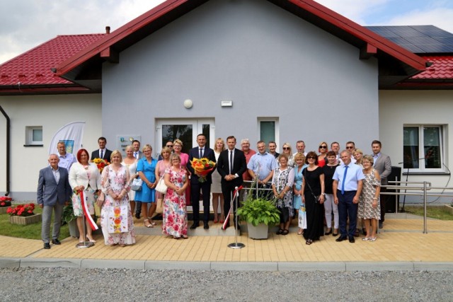 Po uroczystym przecięciu wstęgi i wręczeniu symbolicznego klucza do świetlicy, sołtys Nosalina zaprosił przybyłych na poczęstunek.