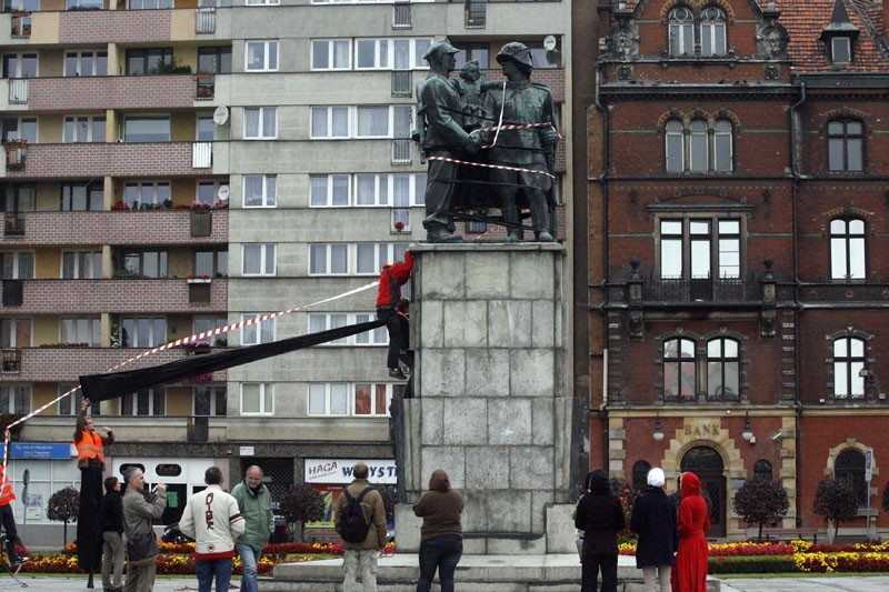 Legnica: Zafoliowali Pomnik Wdzięczności dla Armii Radzieckiej(ZDJĘCIA)